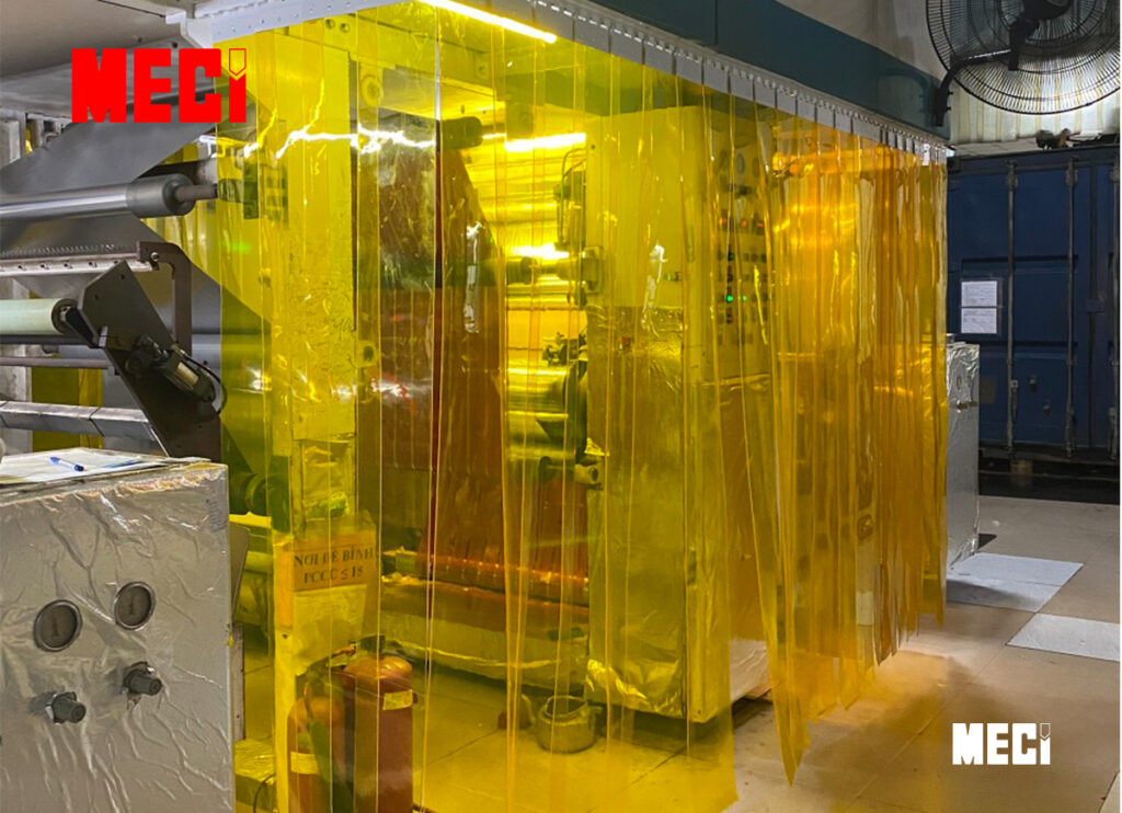 Rèm nhựa vàng trong lắp tại KCN Tiên Sơn