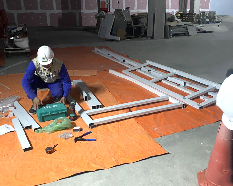 Công nhân gia công ghép khung nhôm