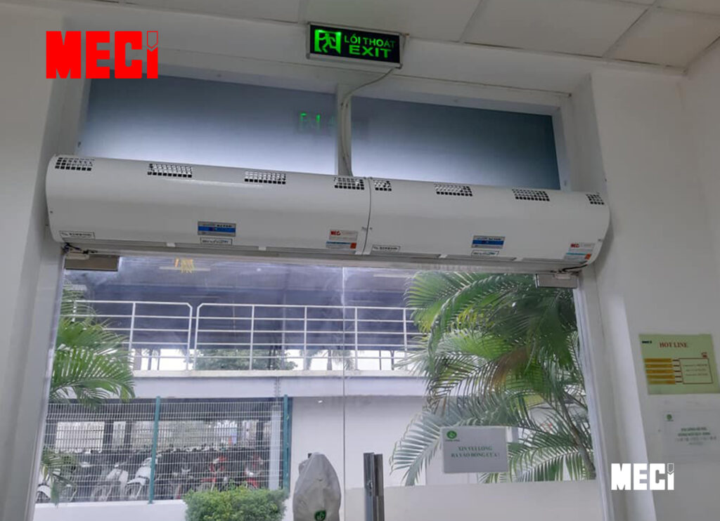Quạt cắt gió ngăn cửa ra vào văn phòng giao dịch