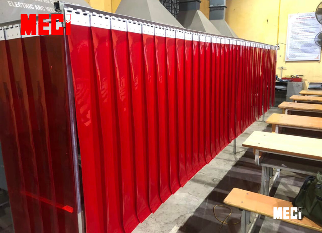 Rèm ngăn tia lửa hàn màu đỏ