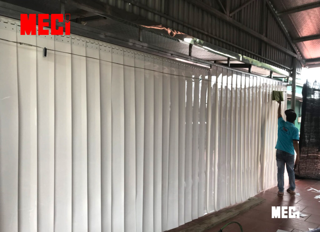 Rèm nhựa chắn hoàn toàn ánh lửa