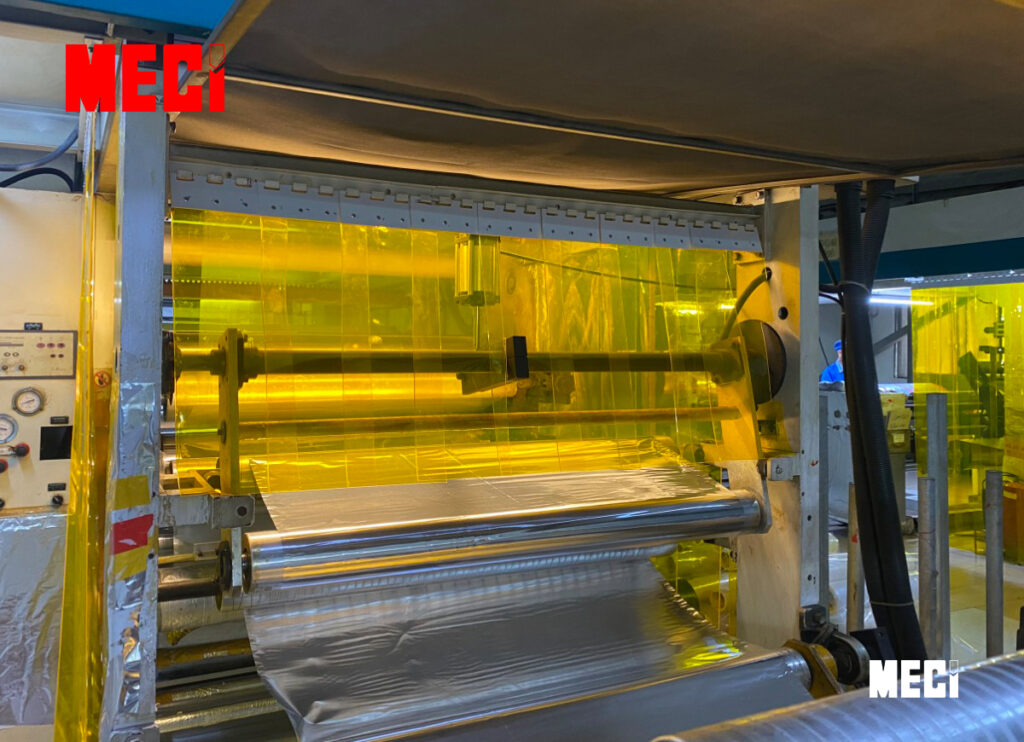 Rèm ngăn bụi bẩn tại vị trí máy sản xuất