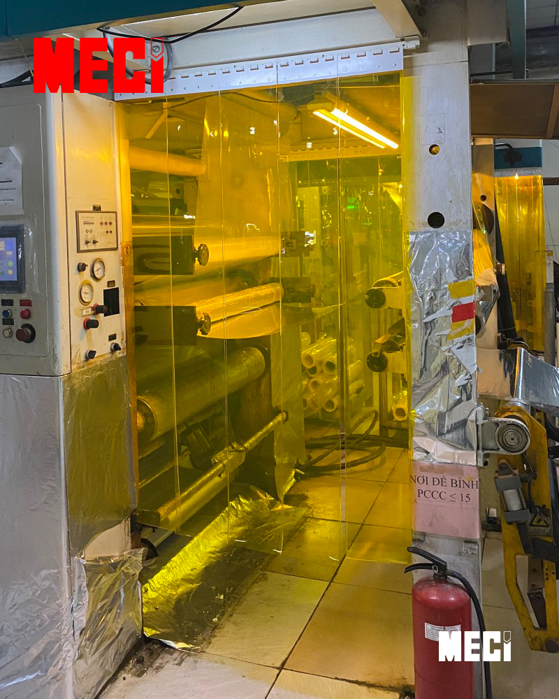 Rèm vàng trong không cản trở tầm nhìn