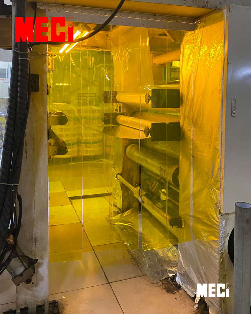 Rèm nhựa ngăn côn trùng vàng trong