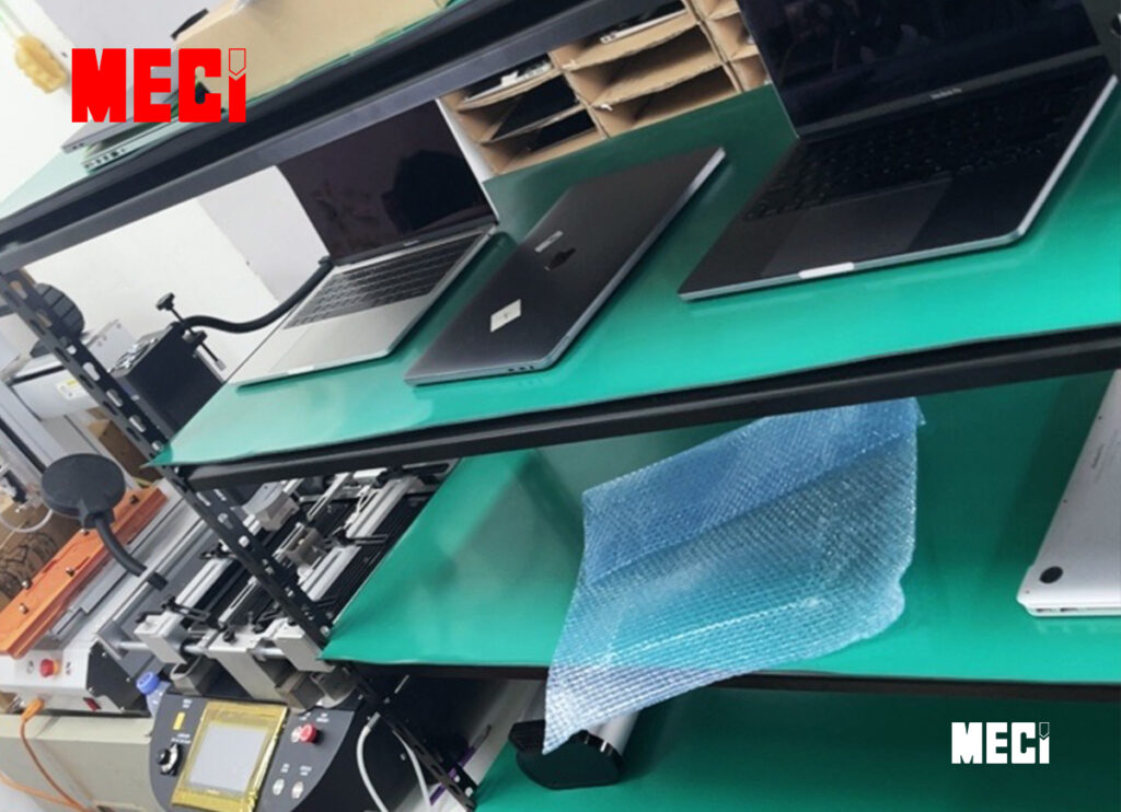 Thảm dán tại kệ lưu trữ sản phẩm mẫu