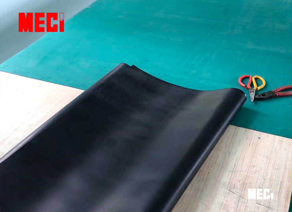 Bề mặt bên dưới có màu đen