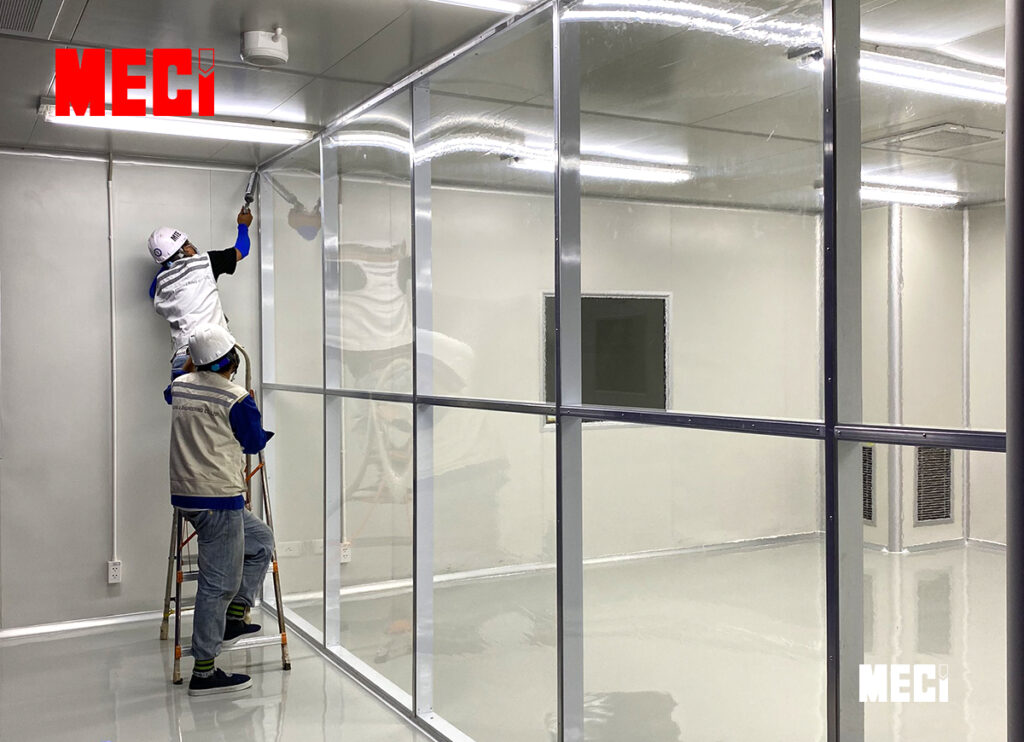 Công nhân đi keo tăng độ kín của vách