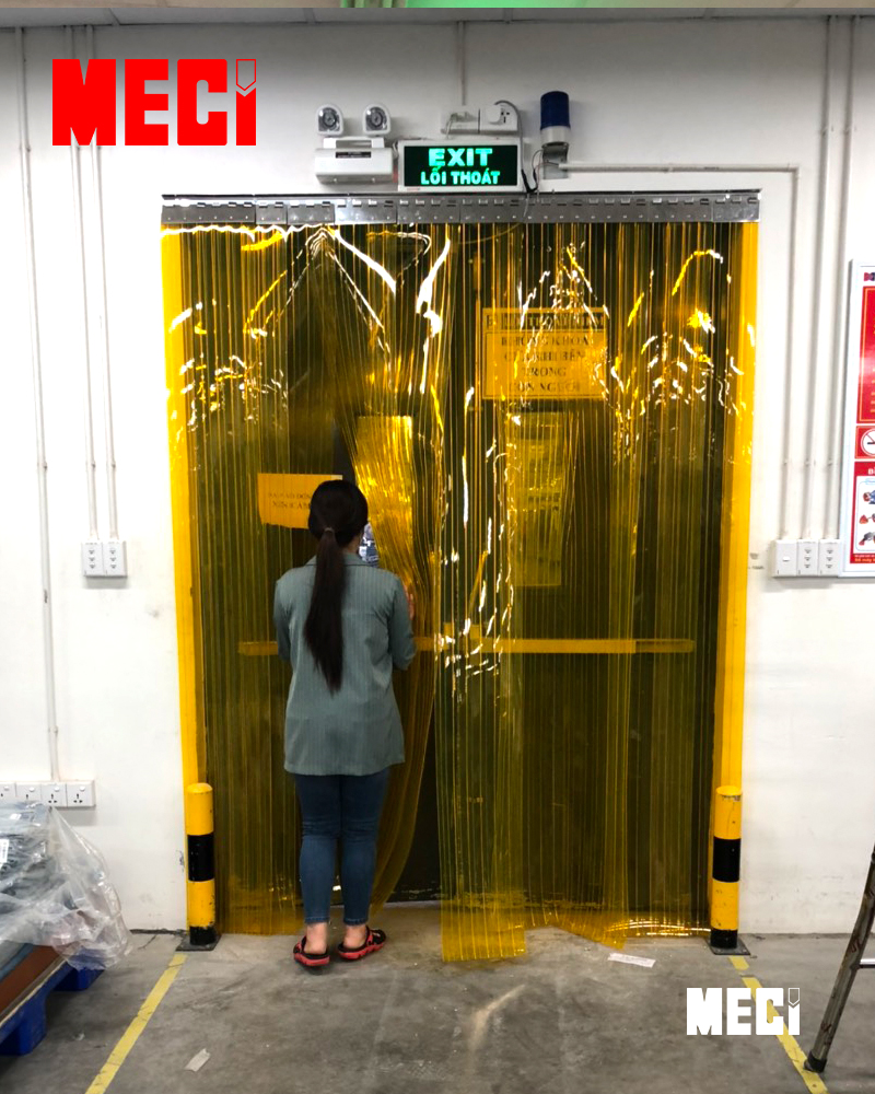 Di chuyển có thể vén sợi rèm một cách dễ dàng