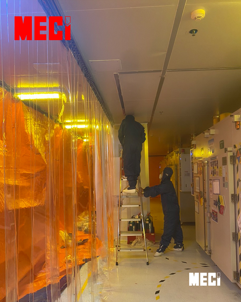 Công nhân viên thực hiện lắp đặt rèm nhựa pvc