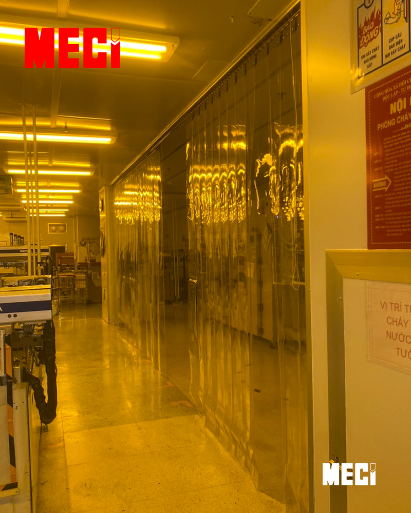 Rèm nhựa pvc lắp đặt dạng kéo lùa về hai bên