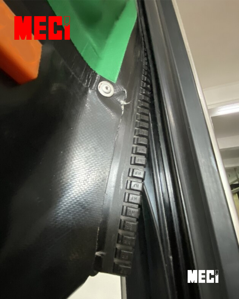 Thân bạt khi bật khỏi ray