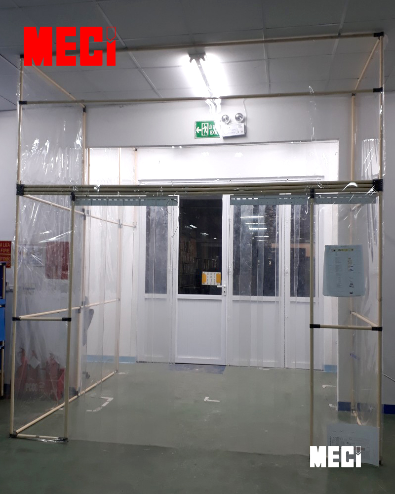 Rèm và vách tại khu vực cửa chờ diệt khuẩn