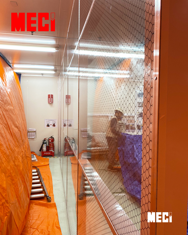 Vách sử dụng nhựa ô mắt cáo trong