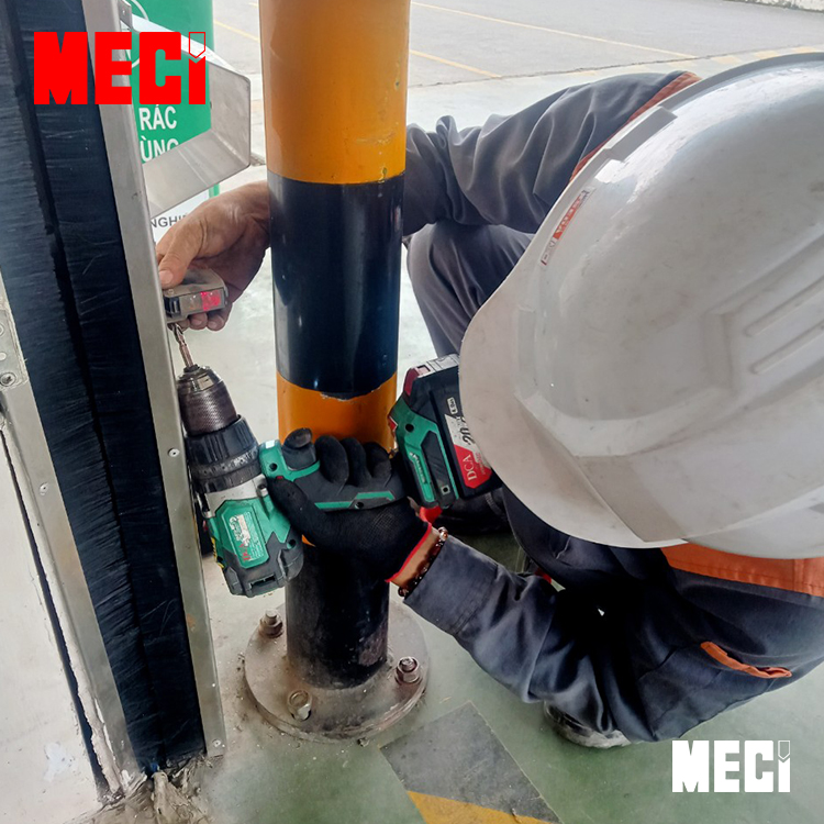 Nhân viên thực hiện kiểm tra cảm biến quang