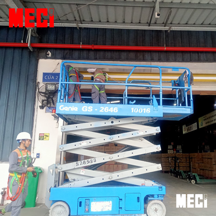 Thao tác sửa chữa cửa cuốn nhanh