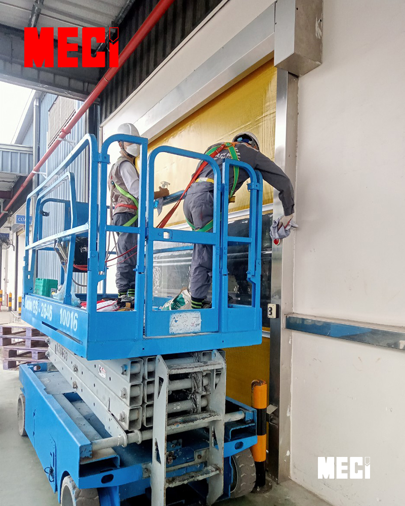 Nhân viên thực hiện vệ sinh sau sửa chữa