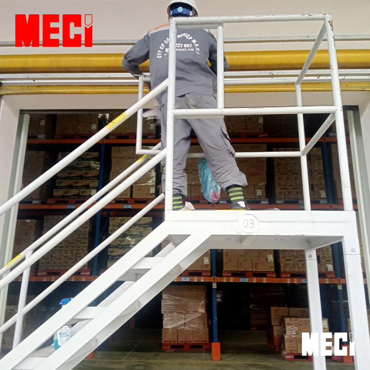 Nhân viên tháo cover thực hiện thay bạt