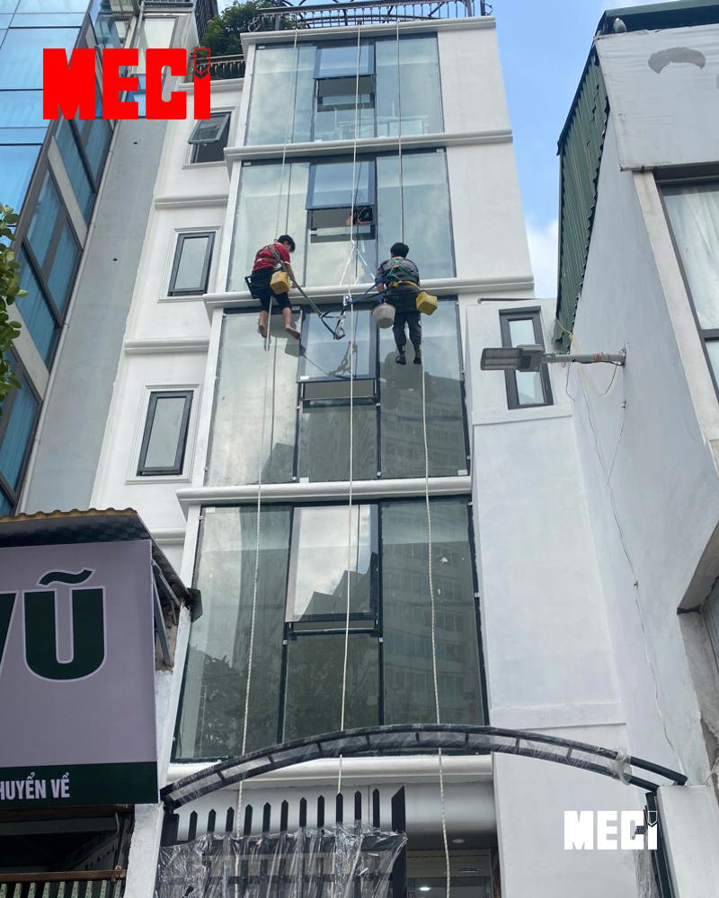 Vách lắp kết hợp cửa sổ mở hất lấy sáng