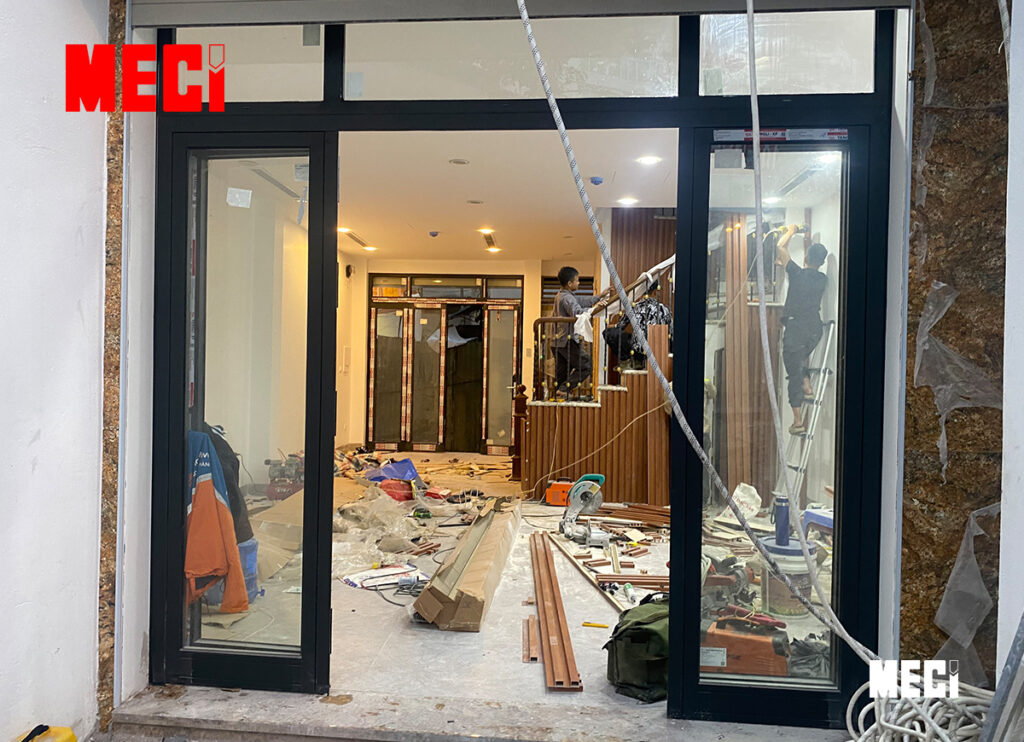 Cửa được lắp đặt hoàn thiện cùng nội ngoại thất