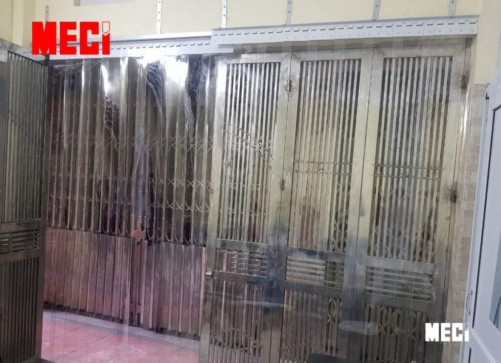 Rèm nhựa ngăn lạnh lắp kéo lùa