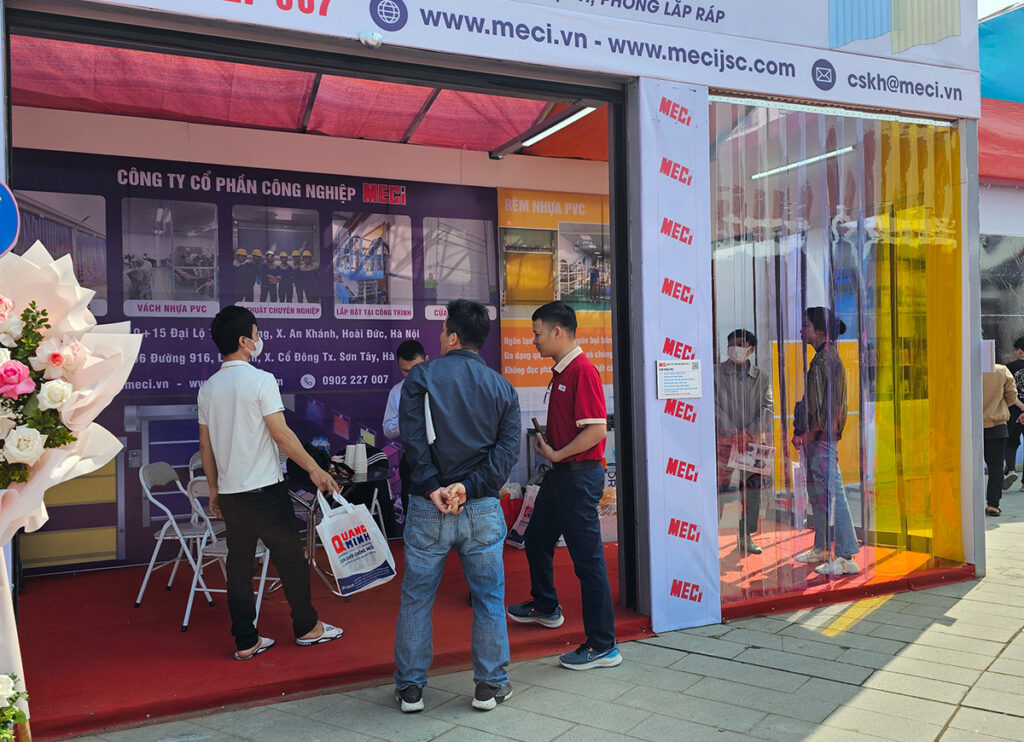 Khách tham quan ghé thăm gian hàng