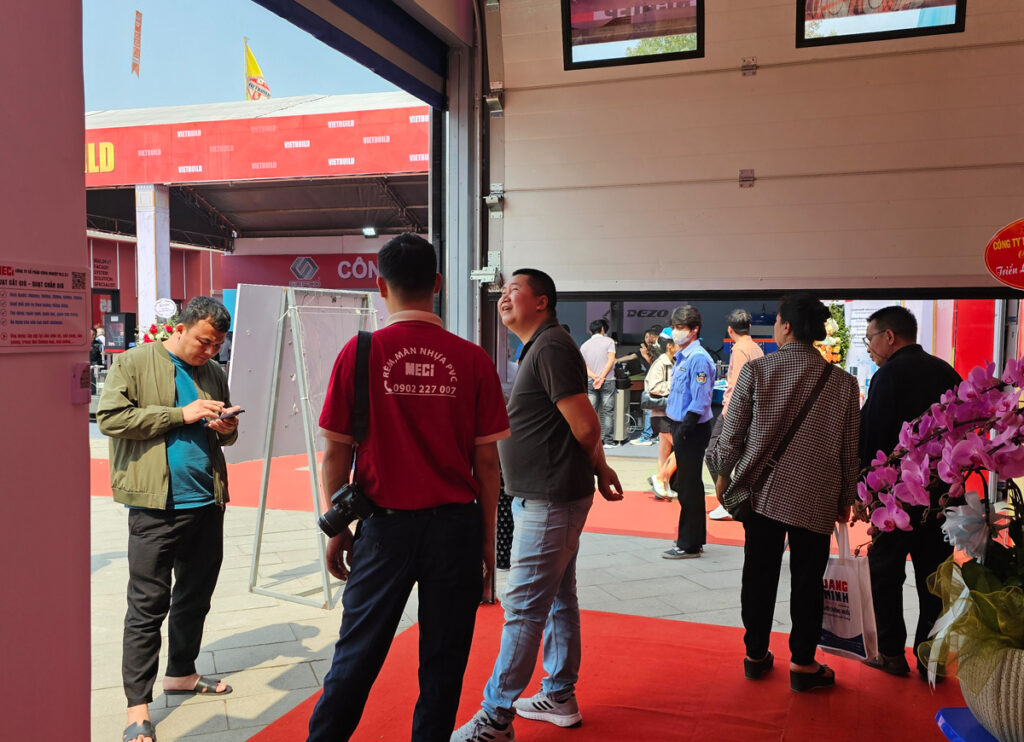 Nhân viên MECI tư vấn khách