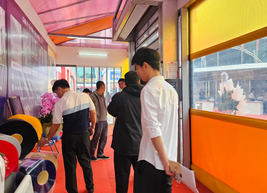 Khách tham quan khảo sát sản phẩm thực tế