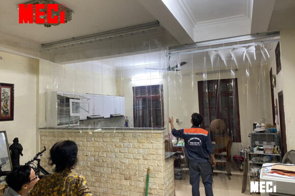 Rèm ngăn nhiệt giữa phòng khách và bếp