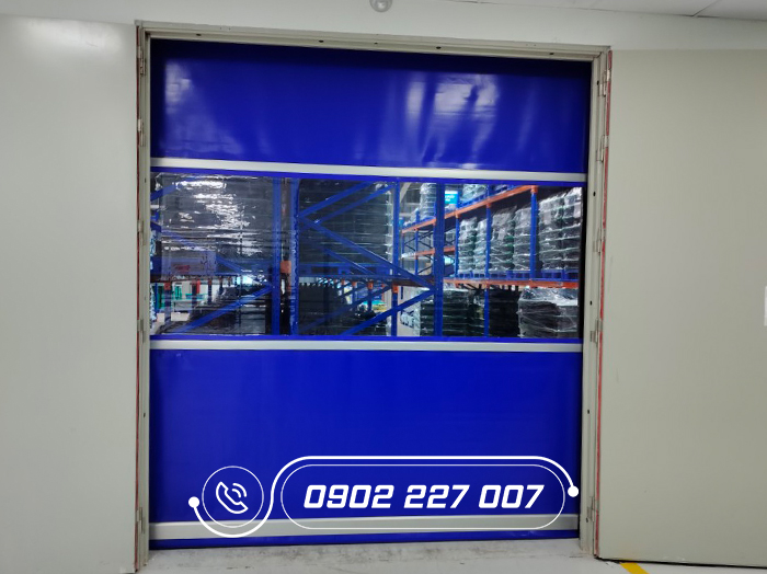 Cửa có ô quan sát trong suốt trên thân bạt