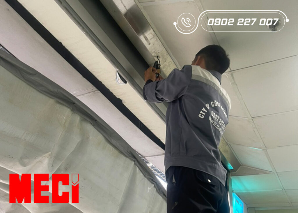 Nhân viên sửa chữa cảm biến cửa