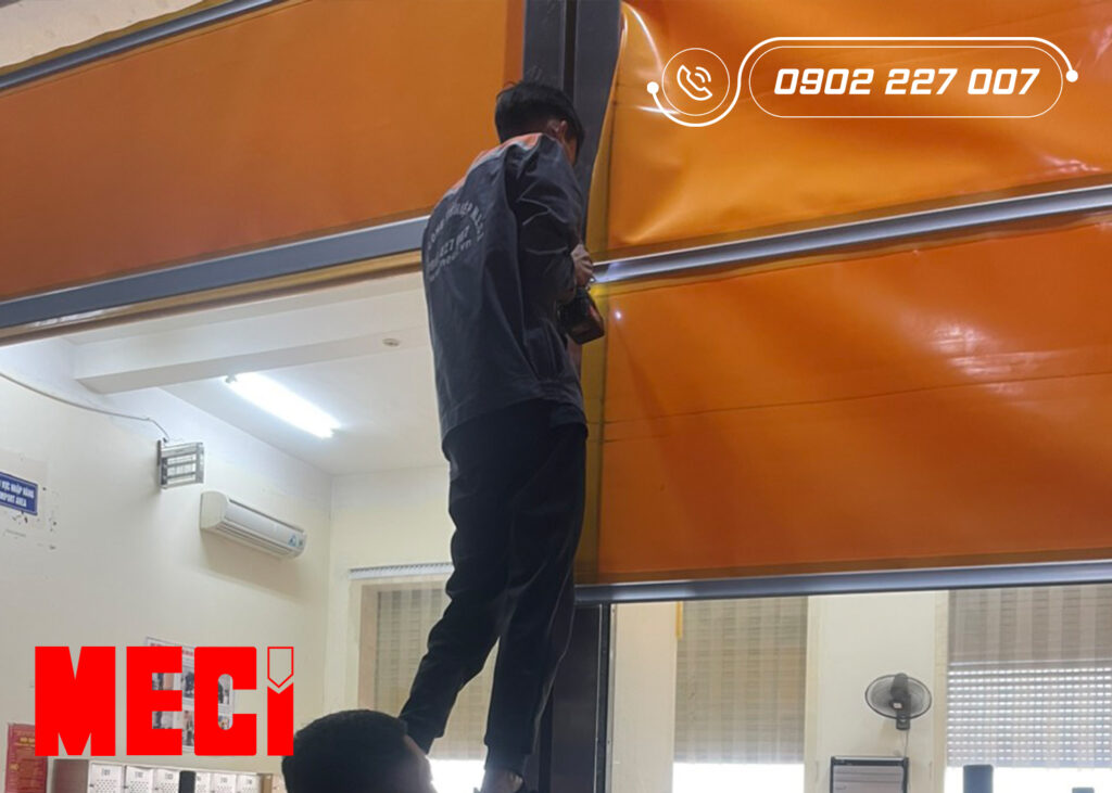 Nhân viên chỉnh sửa thân bạt nhựa