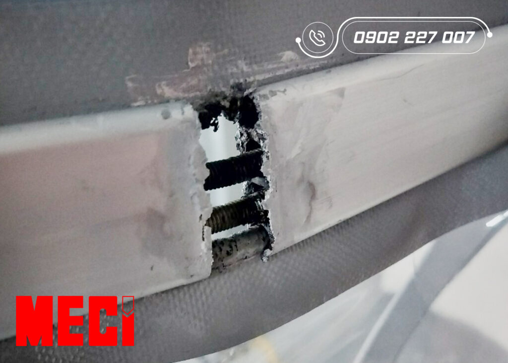 Thanh chắn gió bị gãy