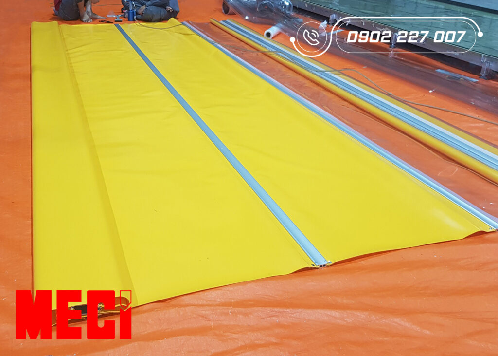 Gia công bạt nhựa pvc (màu vàng) cho thân cửa cuốn