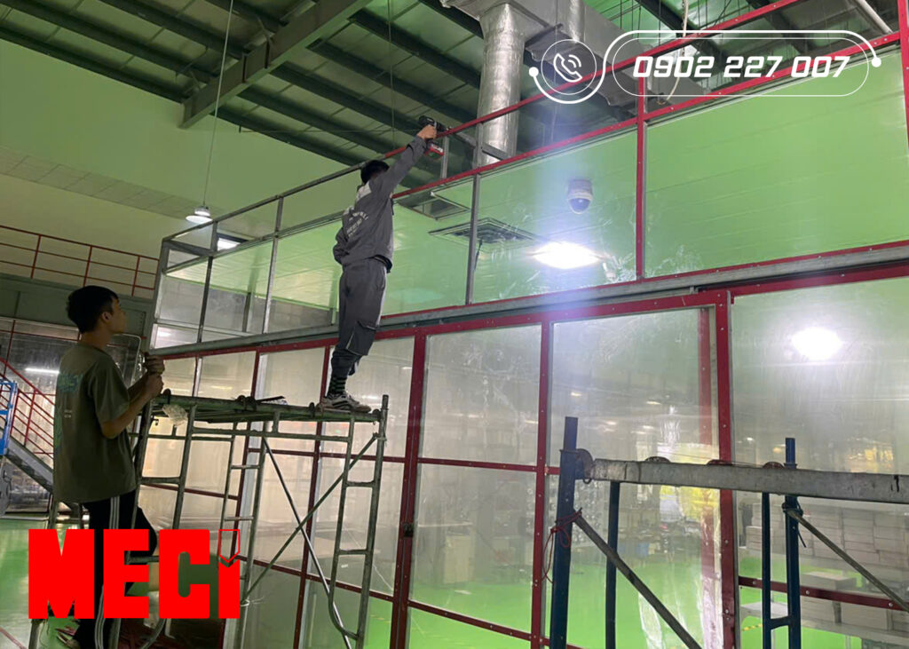 Nhân viên lắp đặt màng nhựa tại vị trí cao