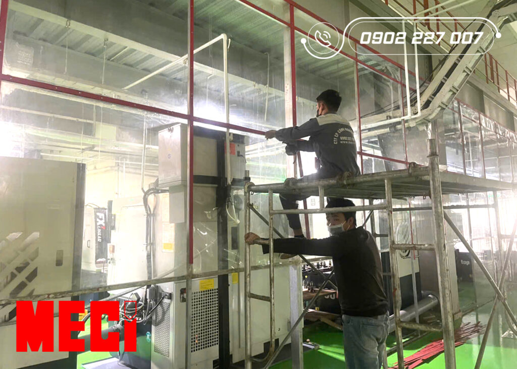 Nhân viên MECI thực hiện tháo nhựa cũ