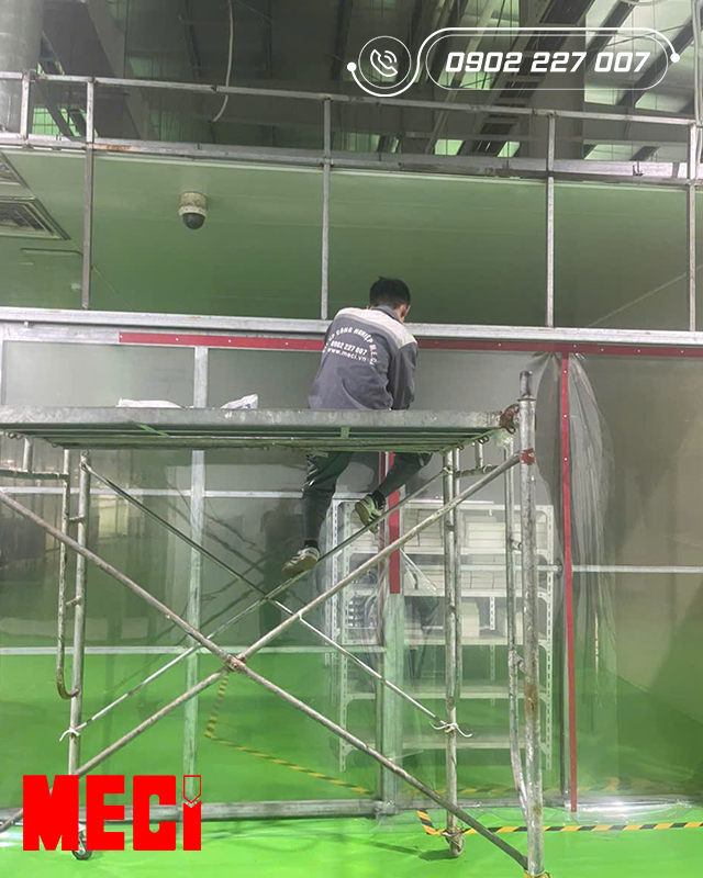 Nhân viên thực hiện bắt vít cố định nhựa