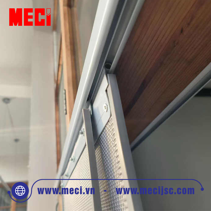 Các sợi rèm có thể xếp chồng lên nhau khi kéo