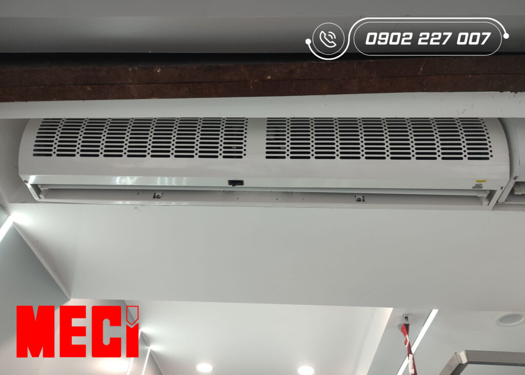 Quạt lắp đặt tại vị trí cửa thông phòng