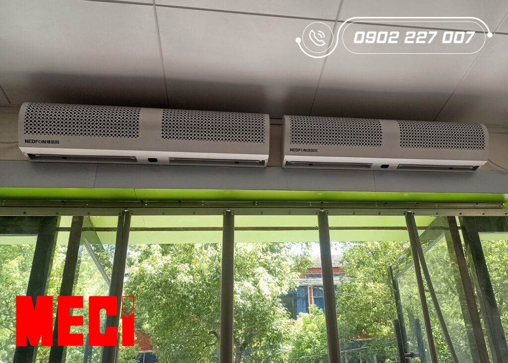 Quạt cắt gió lắp tại cửa ra vào sảnh tòa nhà