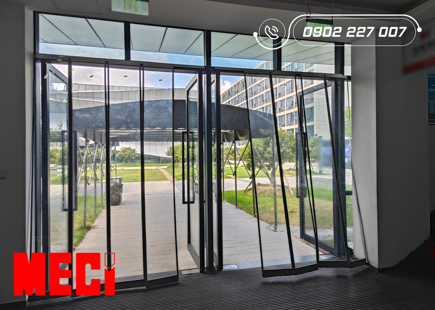 Rèm nam châm từ lắp tại cửa vào sảnh lễ tân