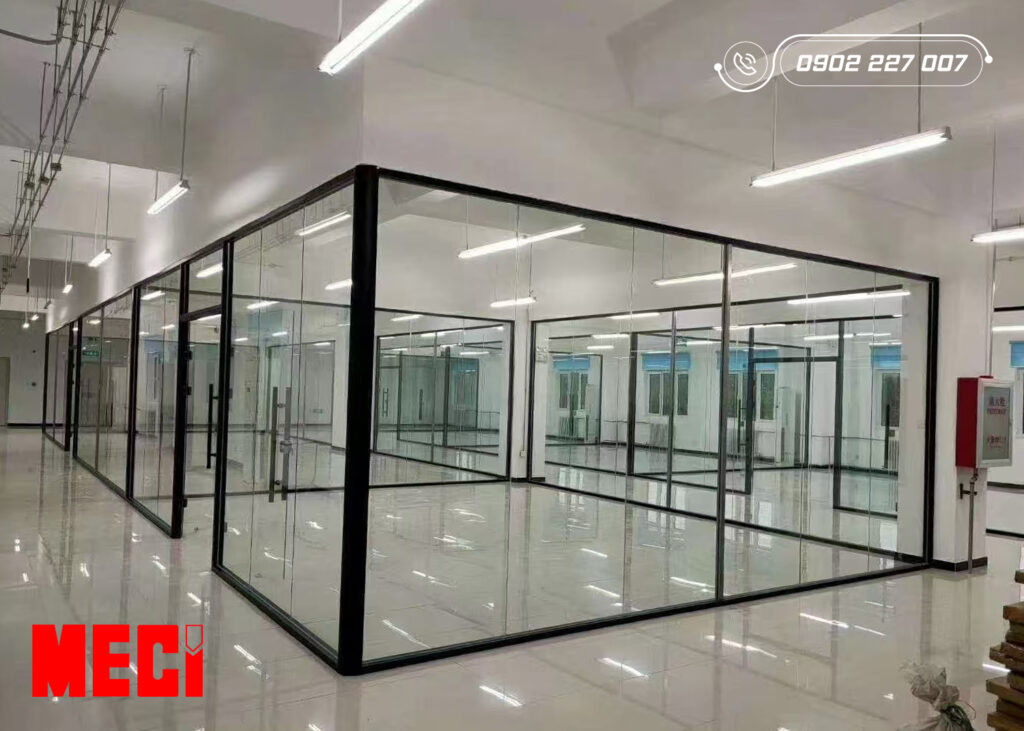 Vách kính ngăn tách phân vùng